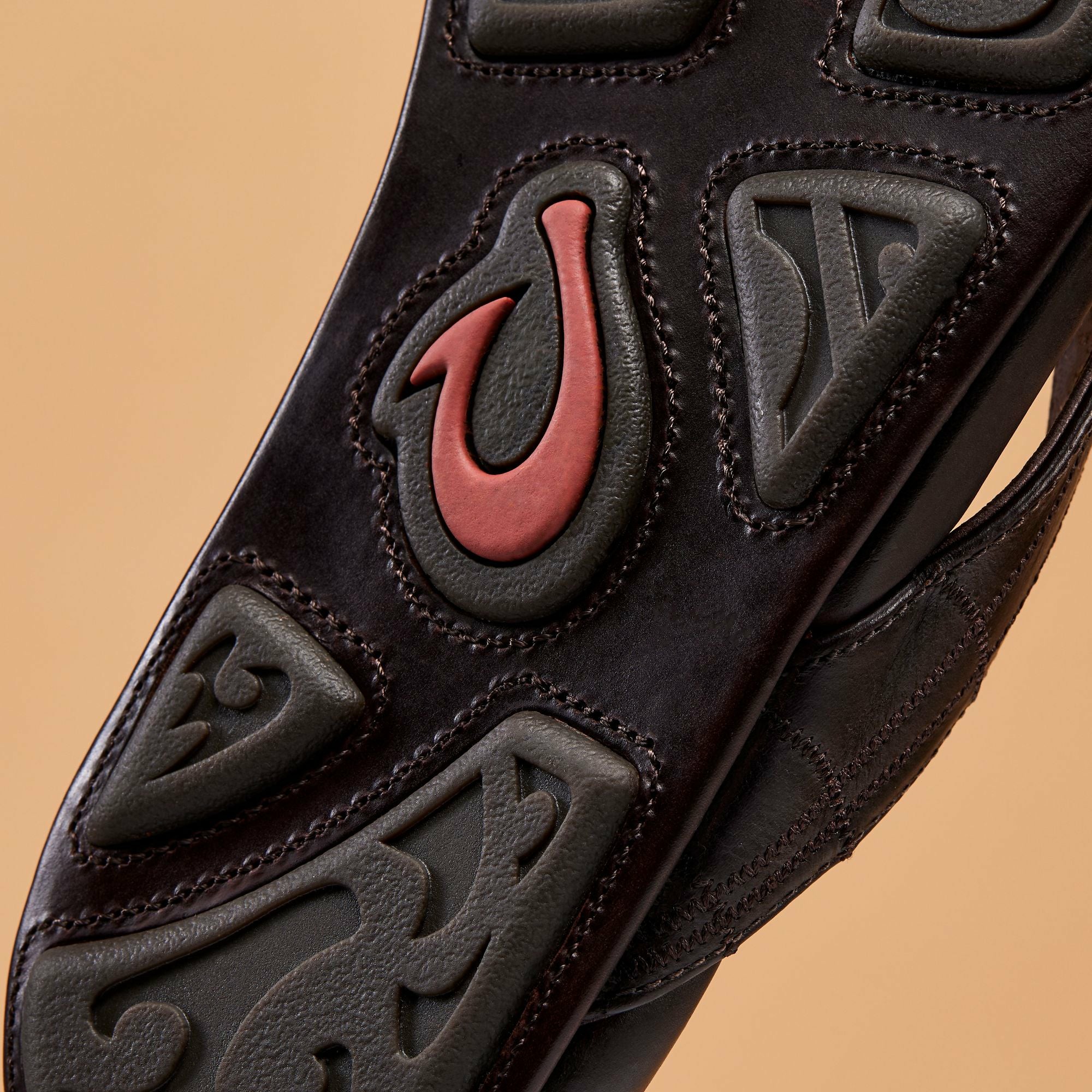 Hōkūle‘a Kia - Dark Wood
– OluKai - Image 7