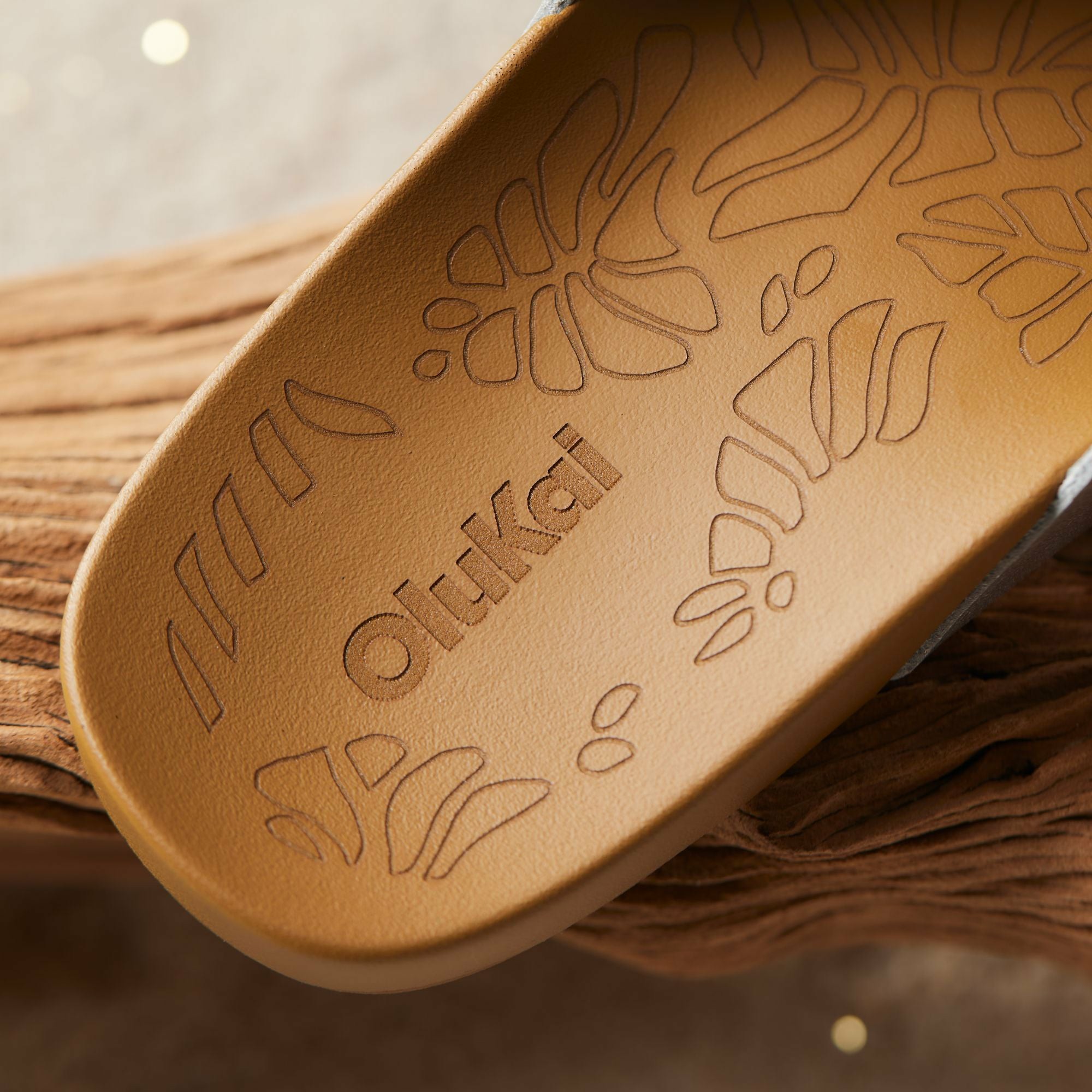 Kīpe‘a ‘Olu - Silver / Sahara
– OluKai - Image 4