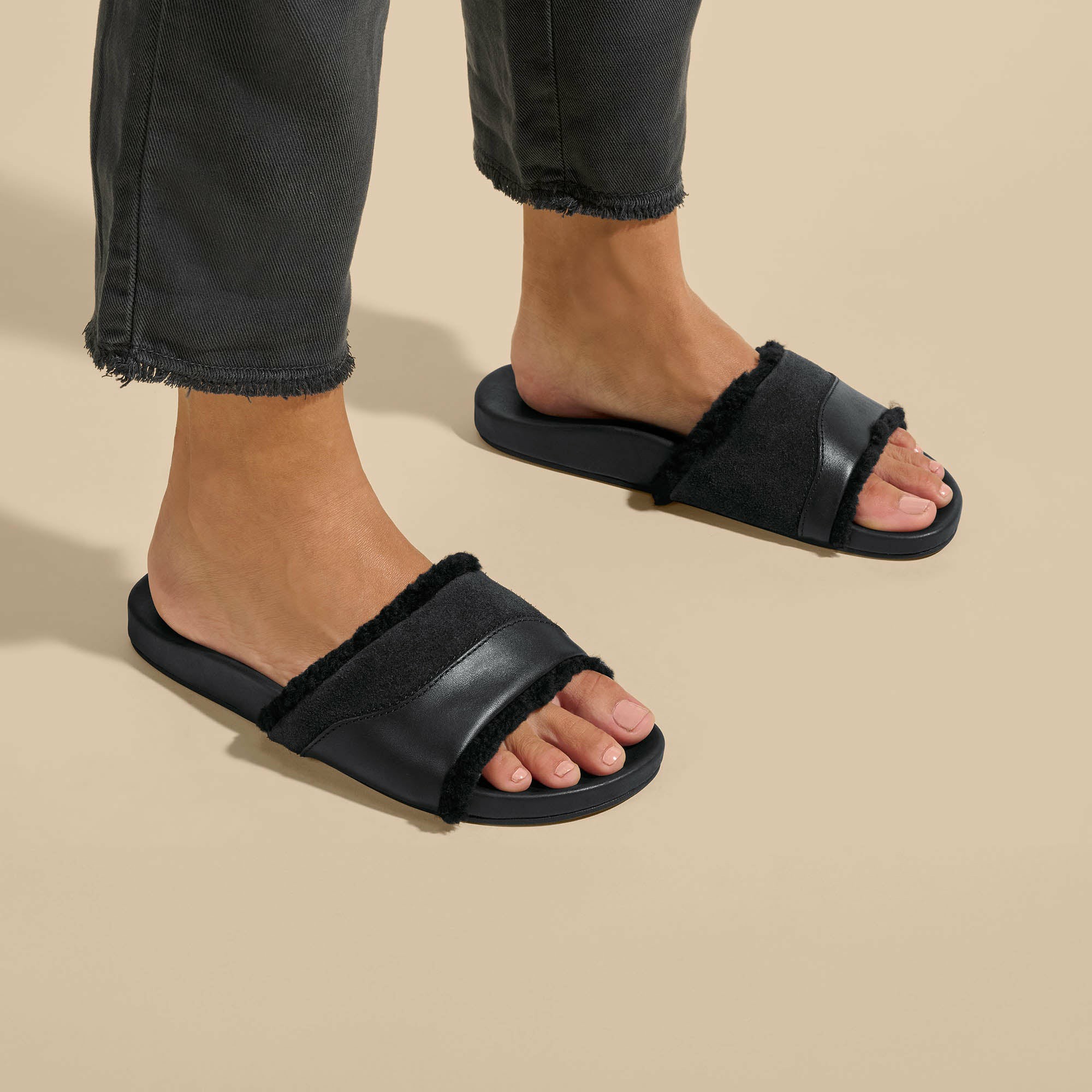 Hō‘ala Slide Slide Slipper Sandals - Black - Image 2